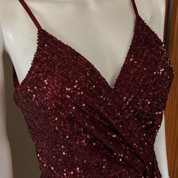 Francesca’s NWT Burgundy Sequin Formal Tulip Dress Medium - Picture 5 of 16